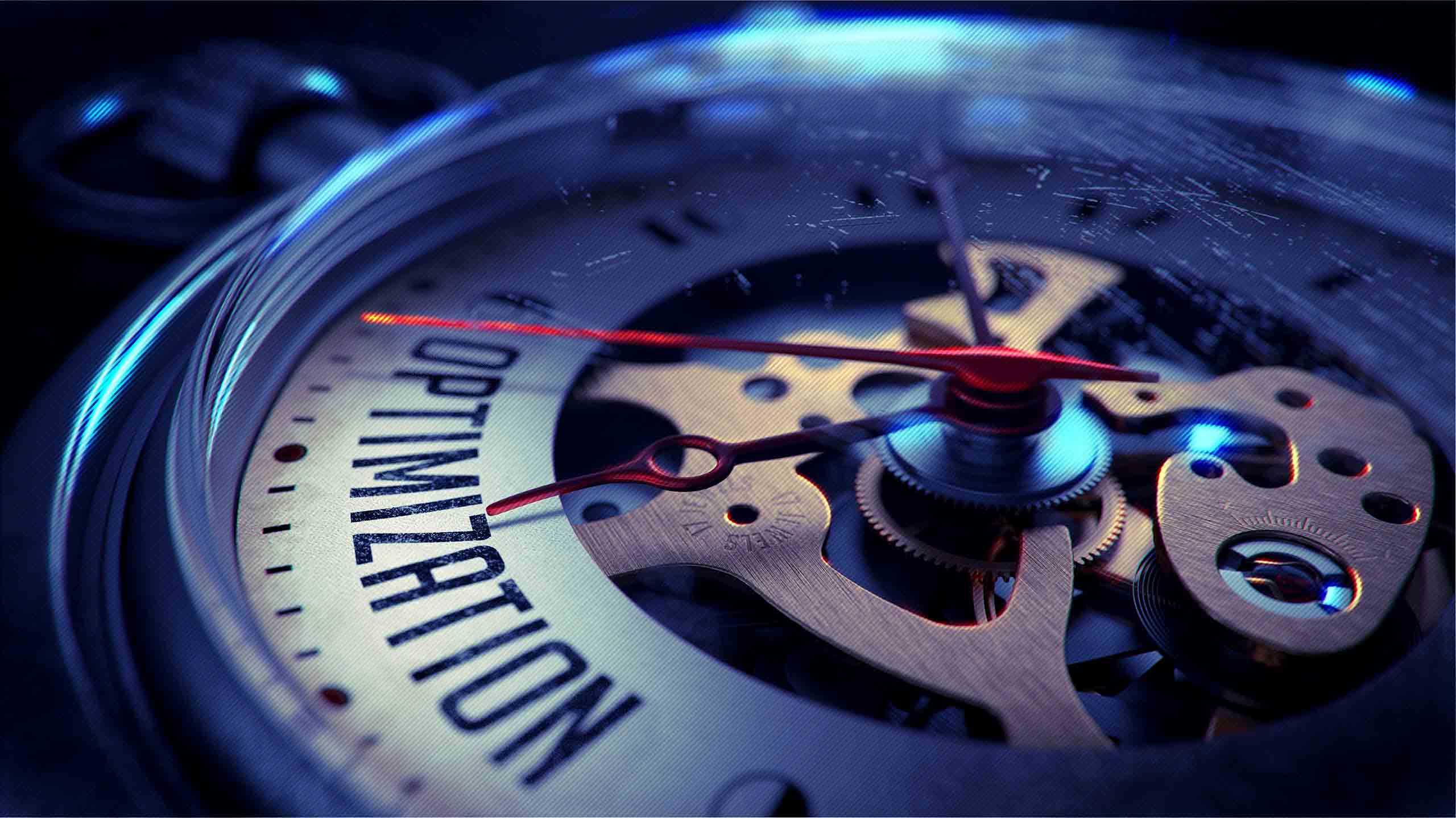 Ordet Optimization illustrerat på ett fickur med närbild på urets mekanism.